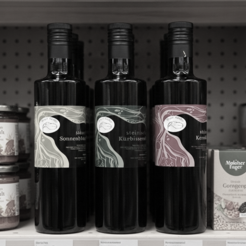 Flaschen in Supermarkt_schwarz weiß